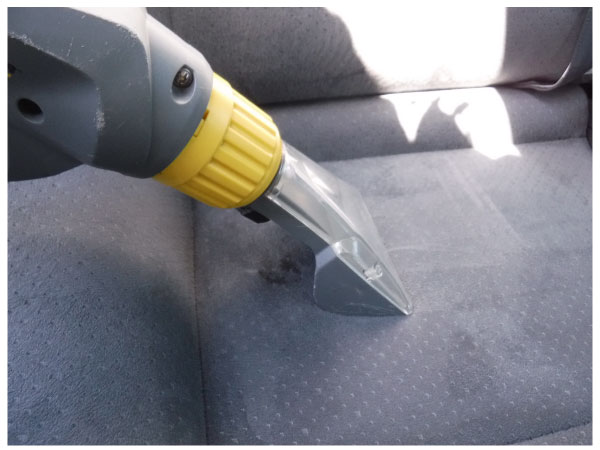 リンスクリーナーにてクリーニング｜カークリーニング-派遣・出張専門のカークリーニング